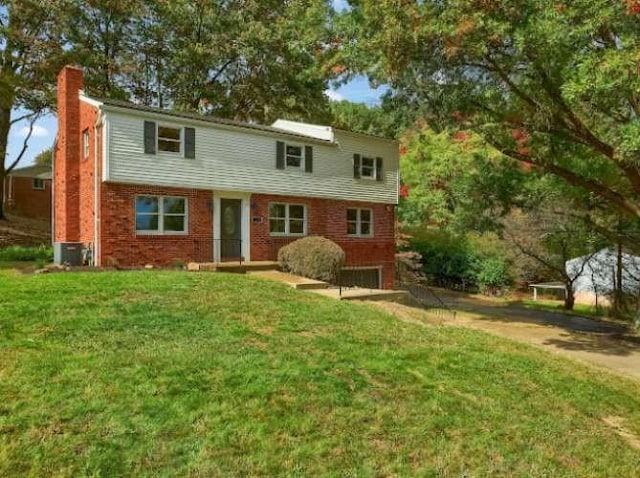 view of front facade featuring a front yard