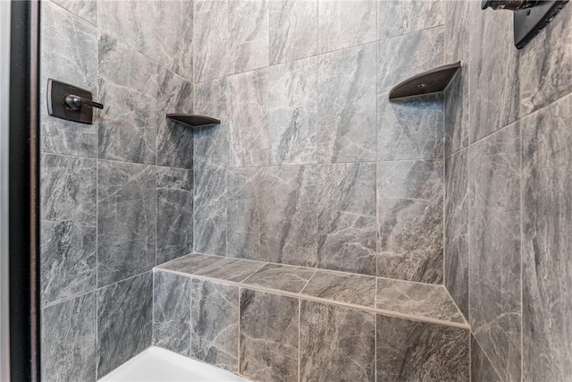 bathroom featuring tiled shower