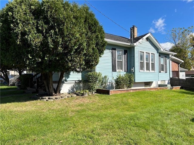 view of side of property featuring a lawn