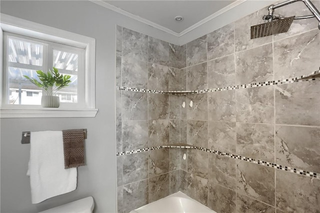 bathroom with crown molding and tiled shower / bath