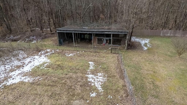 view of yard with an outdoor structure