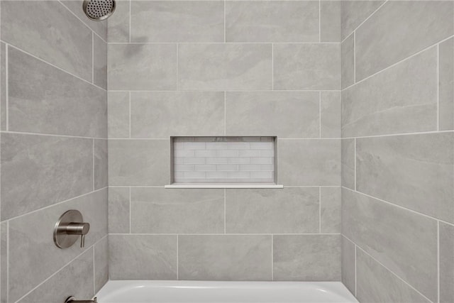 bathroom featuring tiled shower / bath combo