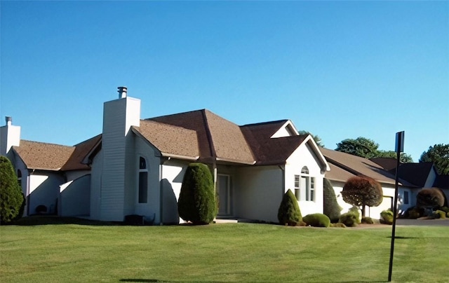 view of front of property featuring a front yard