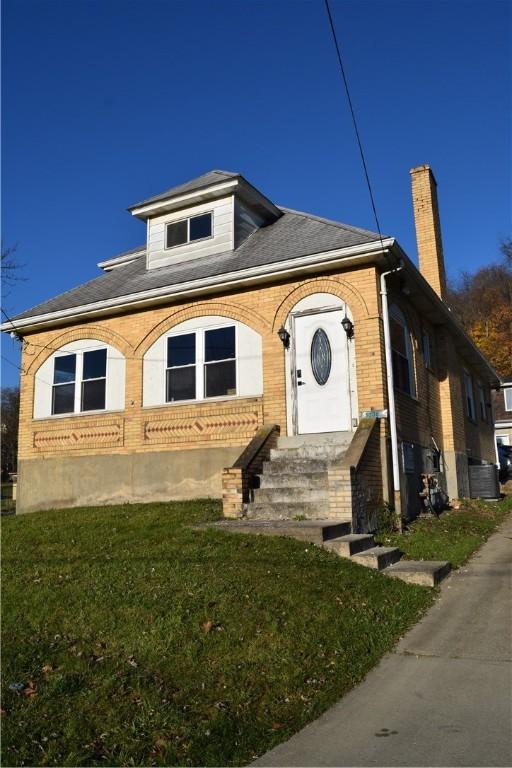 view of front facade with a front yard