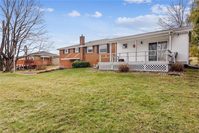 view of front of house featuring a wooden deck and a front yard