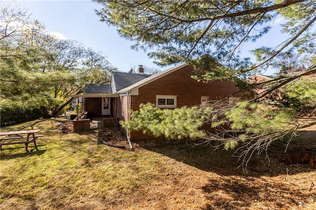 view of side of property featuring a lawn