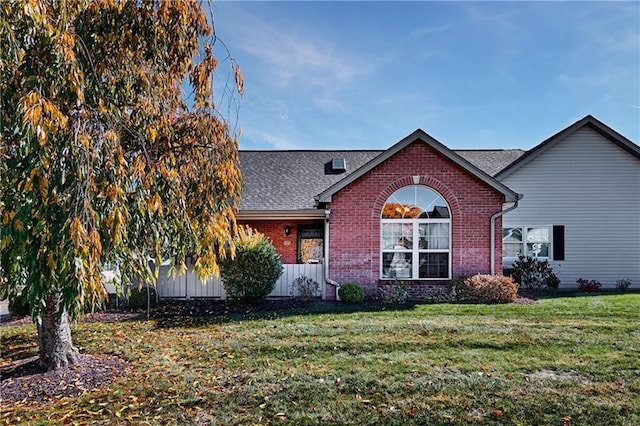 view of front of property featuring a front yard