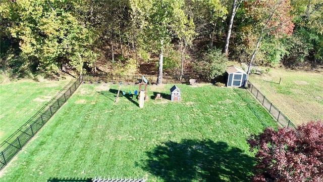 view of yard featuring a storage shed