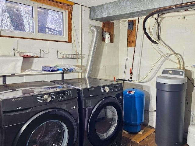 laundry room with independent washer and dryer