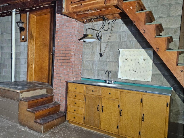 bathroom featuring sink