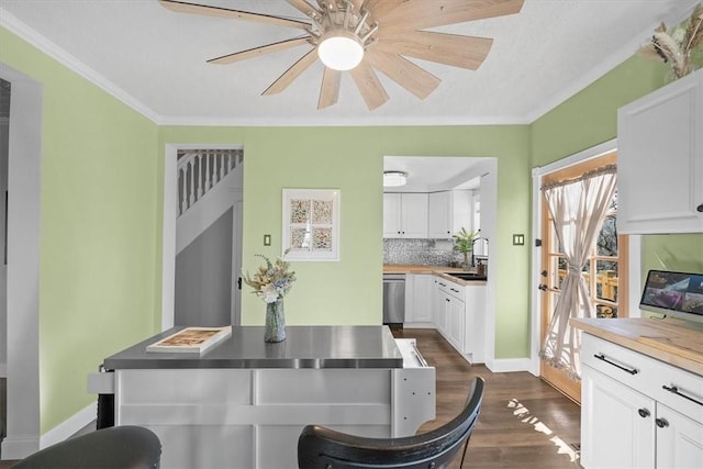 dining space featuring crown molding, ceiling fan, dark hardwood / wood-style flooring, and sink