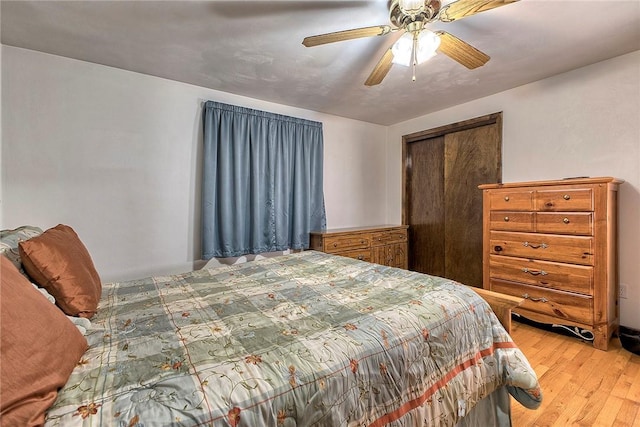 bedroom featuring light hardwood / wood-style floors, a closet, and ceiling fan