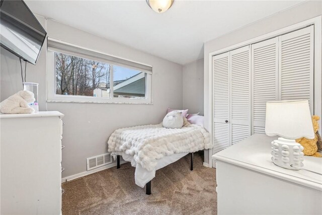 bedroom with carpet flooring and a closet