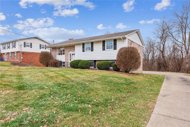 view of front of property featuring a front lawn