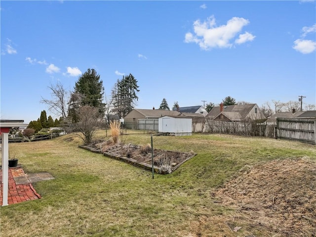 view of yard featuring a shed