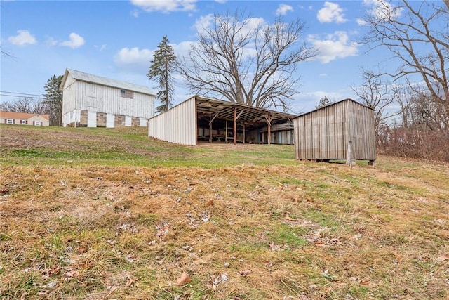 view of yard featuring an outbuilding