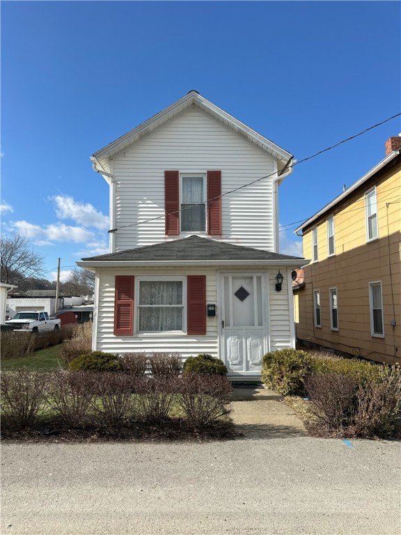 view of front of property