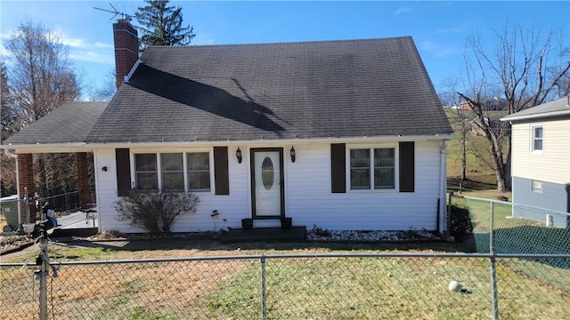 view of front of property featuring a front yard