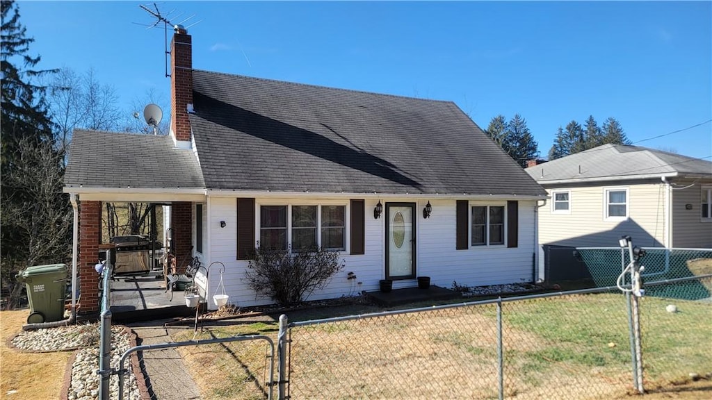 view of front of property with a front yard