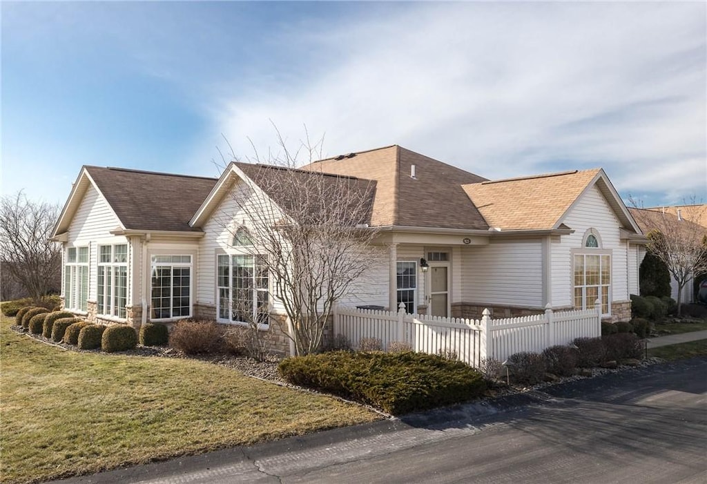 view of front of home featuring a front yard