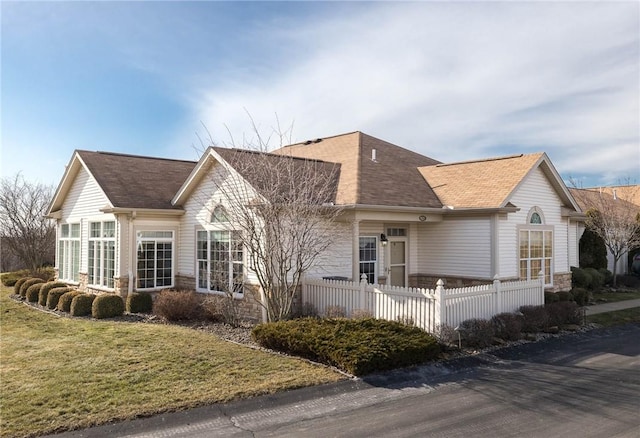 view of front of home featuring a front yard