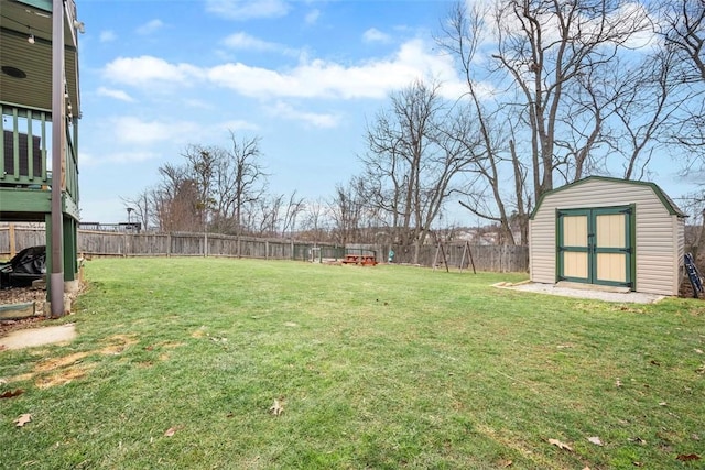 view of yard with a storage shed