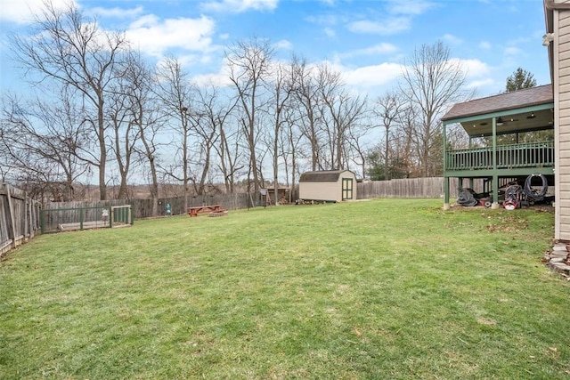 view of yard featuring a storage unit