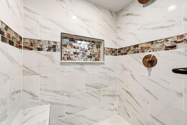 bathroom featuring a tile shower