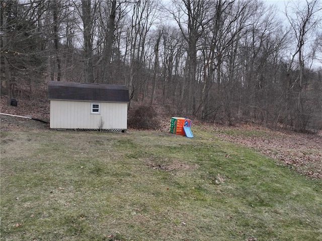 view of yard featuring a storage unit