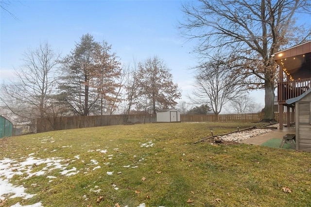 view of yard featuring a storage shed