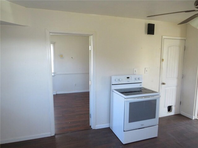 kitchen featuring electric stove, dark hardwood / wood-style floors, and ceiling fan