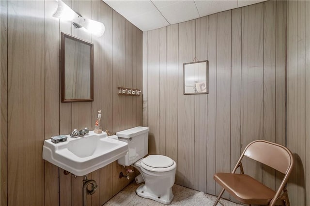 bathroom featuring sink and toilet