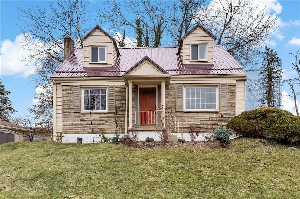 new england style home with a front lawn