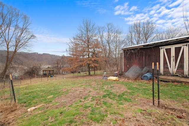 view of yard with an outbuilding