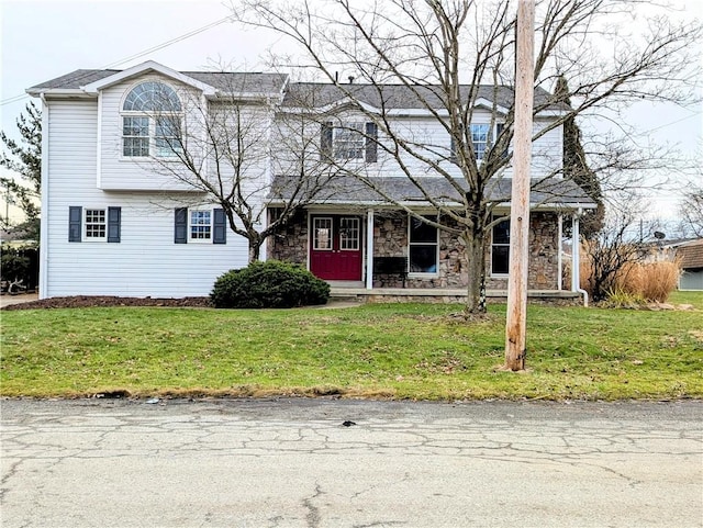 view of front property featuring a front lawn