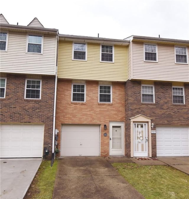 townhome / multi-family property featuring a garage