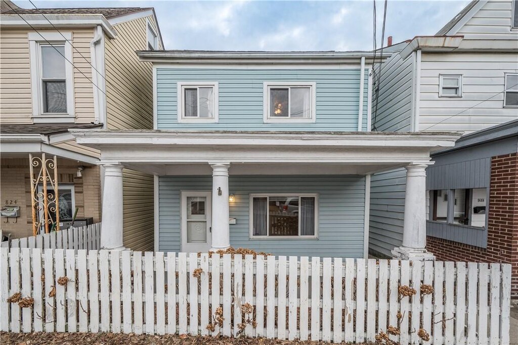 view of front of house featuring covered porch