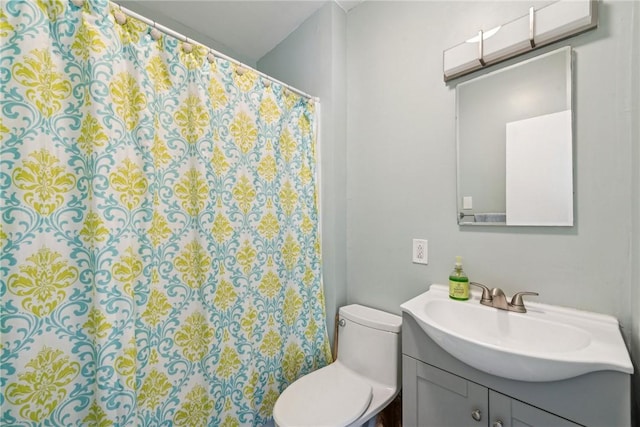 full bathroom with a shower with shower curtain, toilet, and vanity