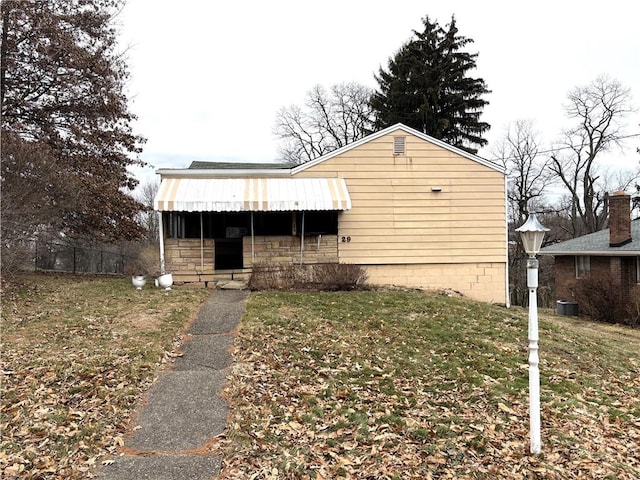 bungalow featuring a front yard