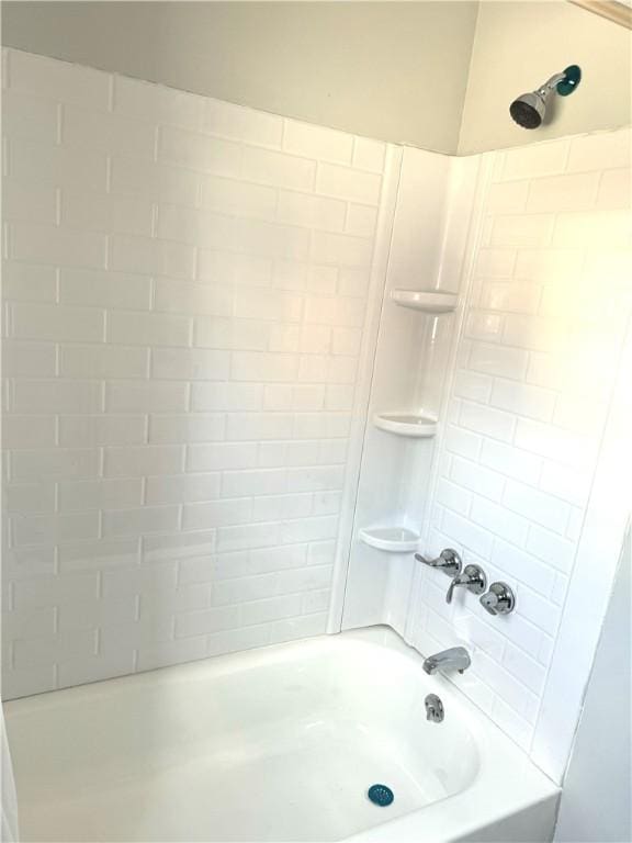 bathroom featuring tiled shower / bath combo