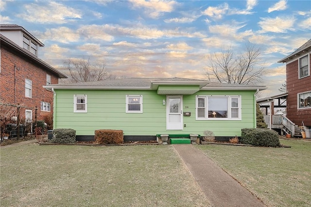 view of front facade featuring a yard