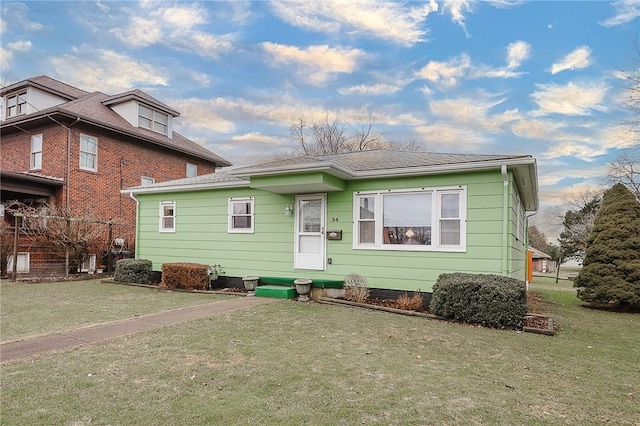 view of front of property featuring a front lawn