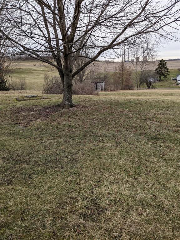 view of yard featuring a rural view