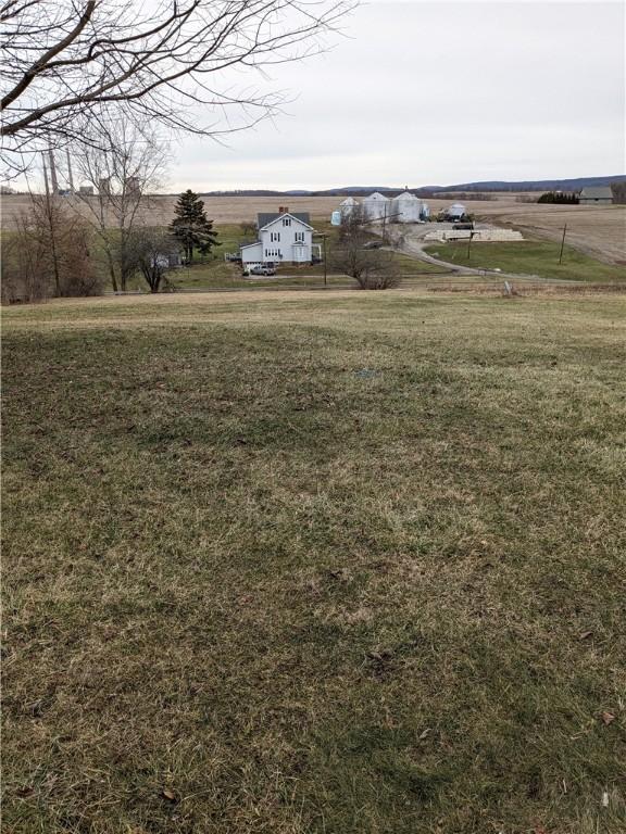 view of yard featuring a rural view