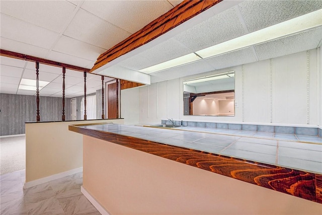 bar featuring sink and a drop ceiling