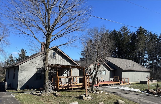 view of front facade featuring a deck and a front lawn