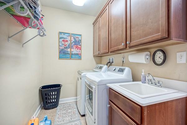 laundry room with cabinets, sink, and independent washer and dryer