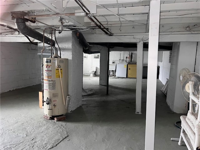 basement featuring sink, water heater, and washing machine and clothes dryer