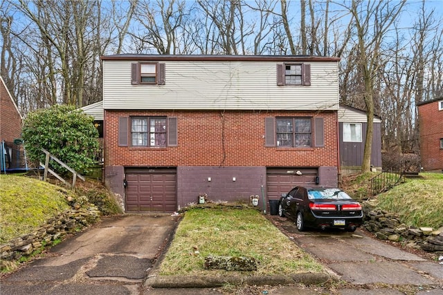 view of front facade featuring a garage