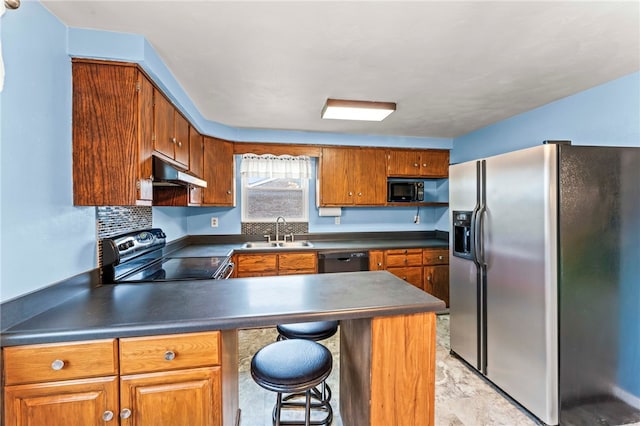 kitchen with a breakfast bar, sink, kitchen peninsula, and black appliances